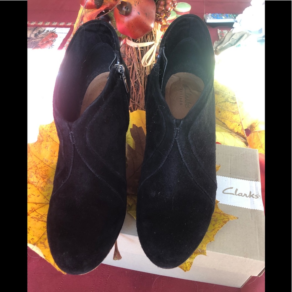 Clark’s Artisan Black Suede Ankle Boots, 7M - Picture 5 of 5